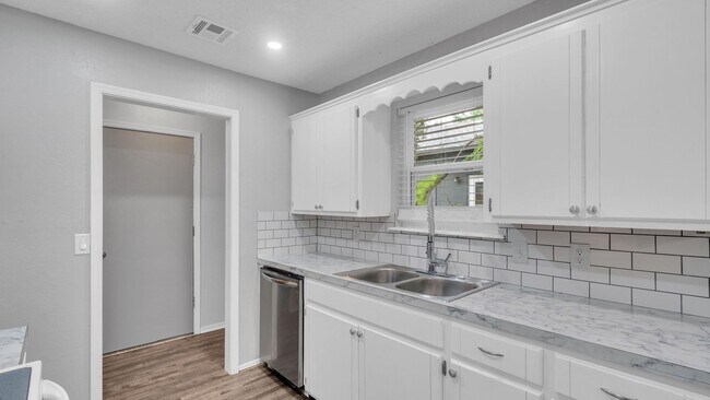 Building Photo - Beautifully Redone 3 Bedroom House! Available for Immediate Move in!