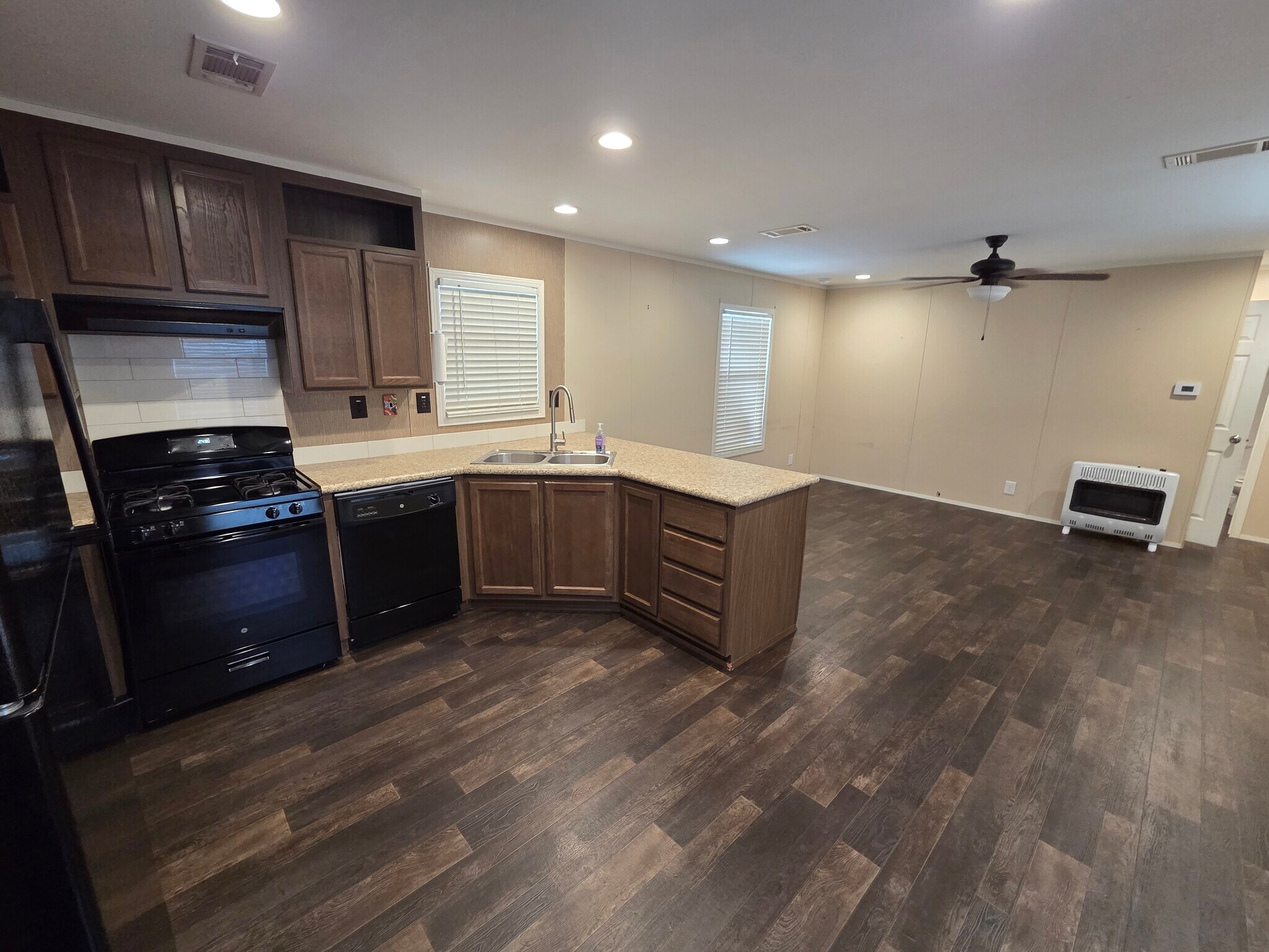 Building Photo - 2409 Creekview Dr