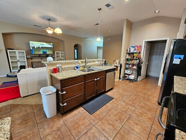 Building Photo - Spacious Golf Course Area Home with 4 Bedr...