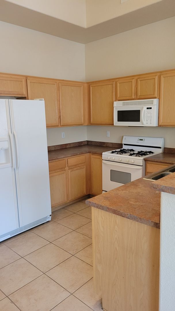 Building Photo - 10650 Calico Mountain Ave