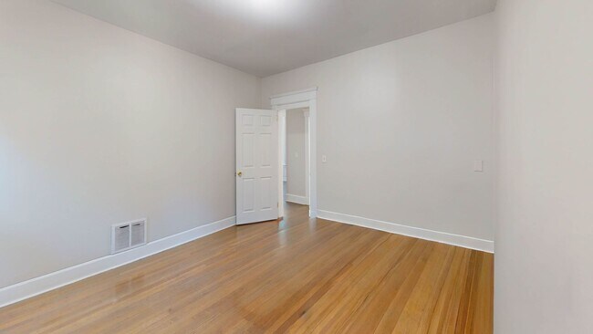 Building Photo - Modern 3BD Near Yale New Haven Hospital!