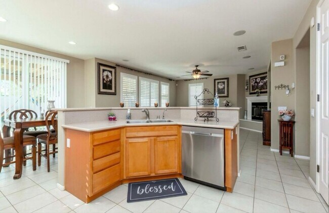 Building Photo - Spacious 5BR House in Palmdale