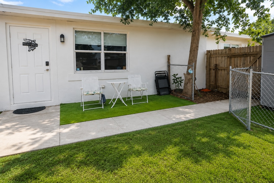 Building Photo - 8576 Sunset Dr