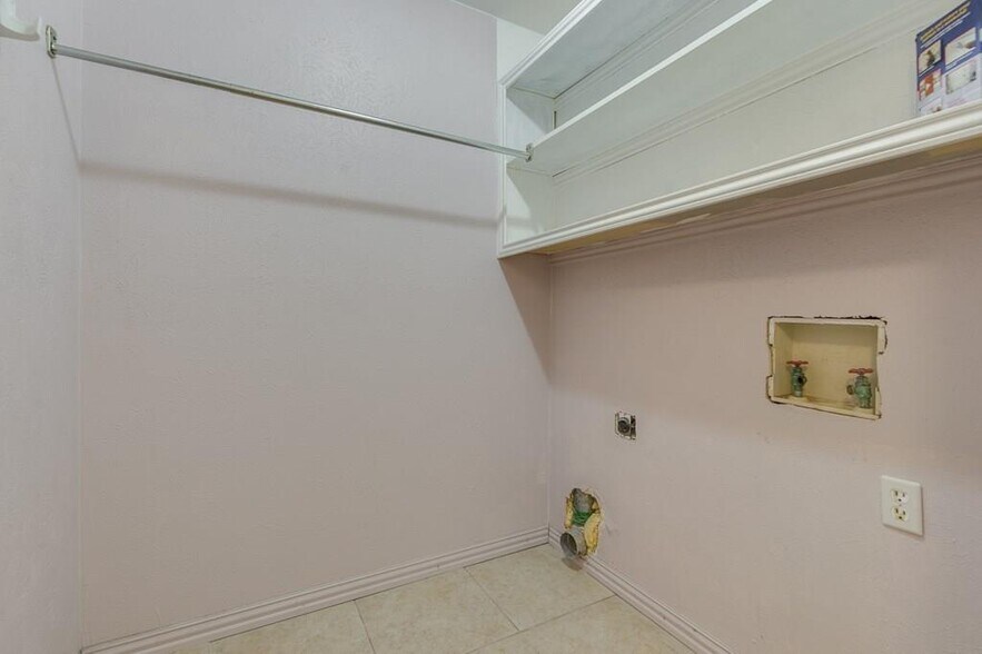 laundry room - 2000 Geneva Dr