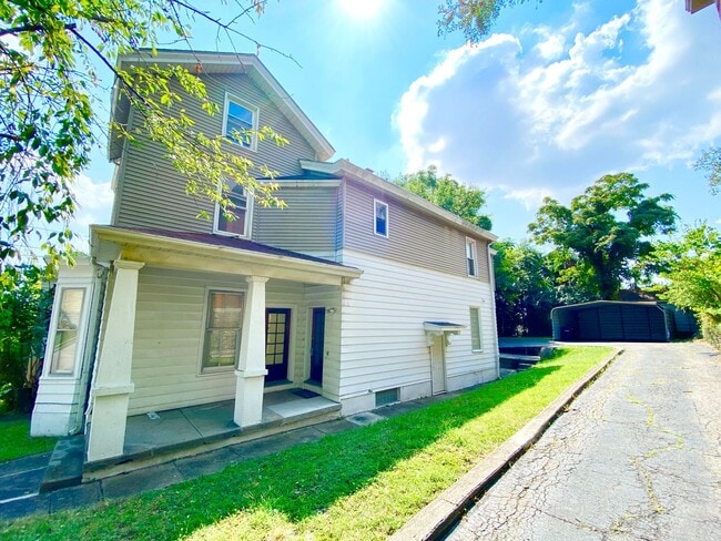 Primary Photo - 5 bedroom /2 bath Mins. from UC for $750/p...