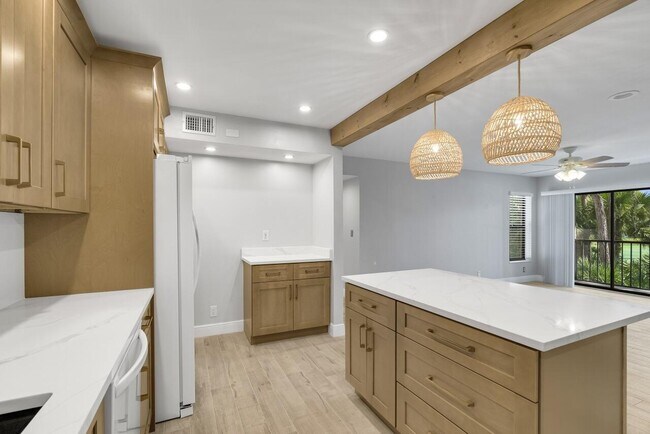 Building Photo - 1575 SW Silver Pine Way