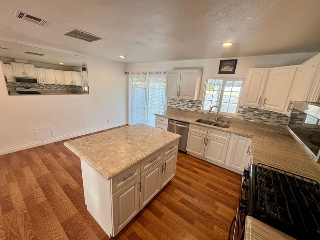 Building Photo - Beautiful 4 bedroom in West Lancaster