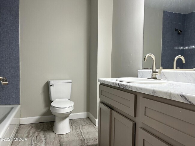 Building Photo - 4075 Meadowbrook Dr