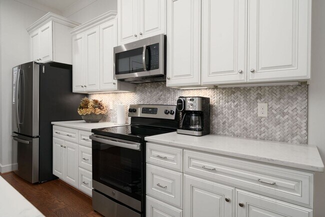 Building Photo - Beautiful 3 Bed 3.5 Bath Available Fall 2026! Move in Possible Prior to August!