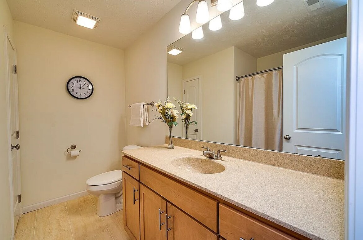 Second hall bath - 1238 Freedom Pt