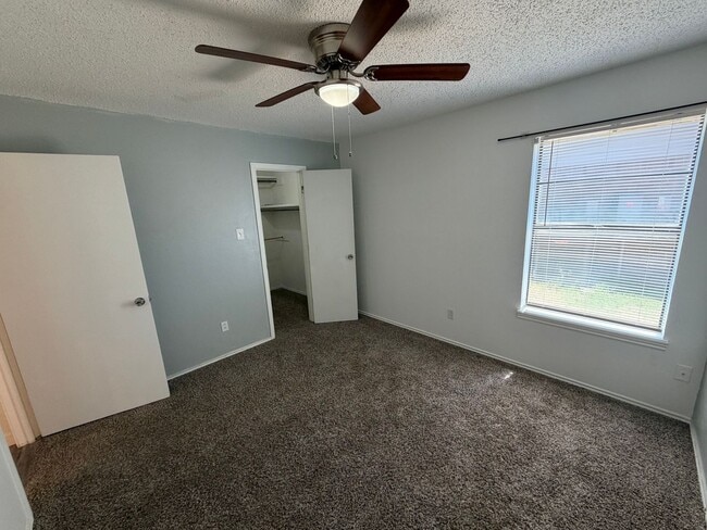 Building Photo - 3 BED/2 BATH/2 CAR GARAGE: AVAILABLE NOW!!