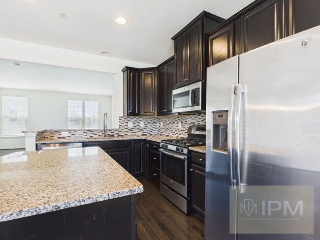 Building Photo - Beautiful 4 Bedroom, 2.5 Bath Townhome in Regents Glen!