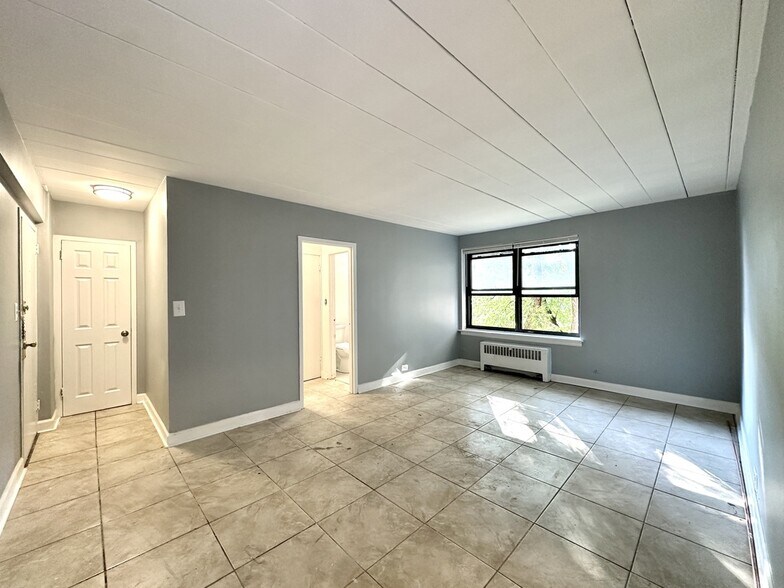 Building Photo - 1360 W Touhy Ave