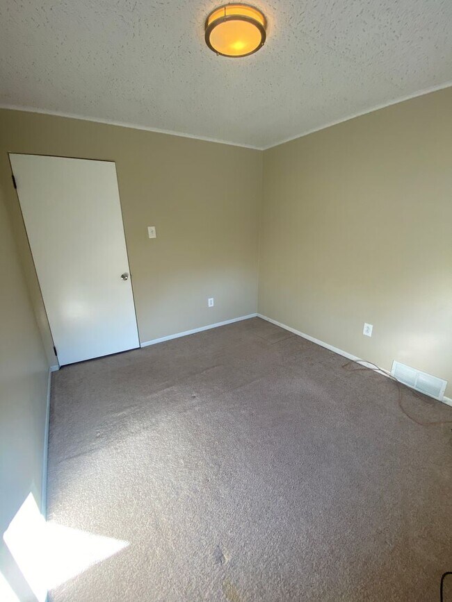 Building Photo - 4 Bedroom/ 2 Bathroom House in Dormont Available 7/1/2026