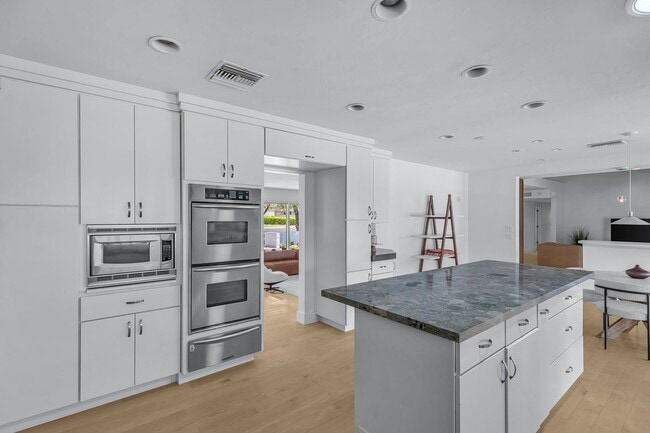 Building Photo - Mid-century modern home in Arcadia with pr...