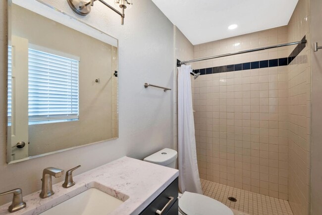 Building Photo - Remodeled property with lots of space and ...