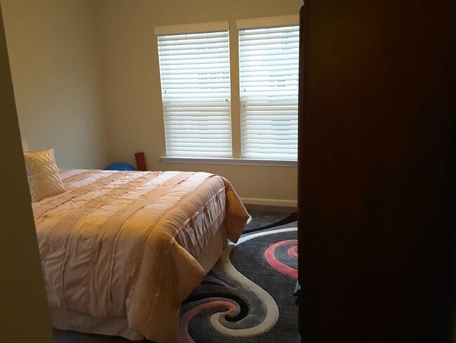 Building Photo - Liberty Crossing