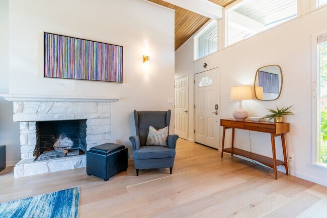 Building Photo - 4bd/1.75ba Shoreline Home