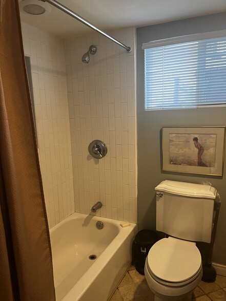 Full bath - 14119 Erwin St