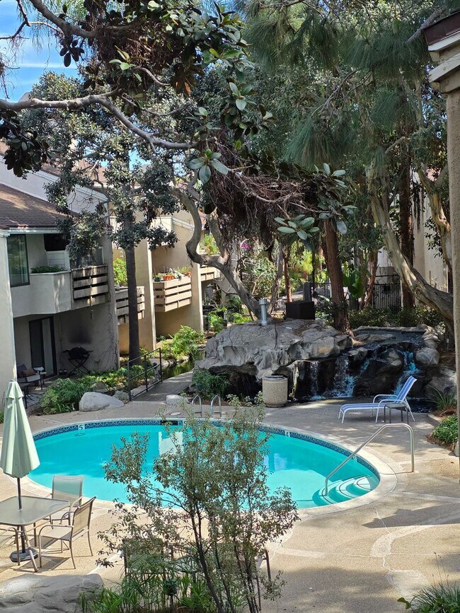 Building Photo - Newly Renovated 2 bedroom 2 bathroom Home in Costa Mesa