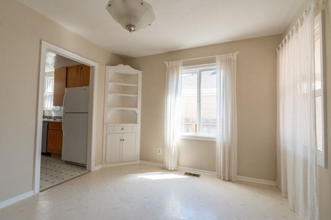 Building Photo - Single Family Home