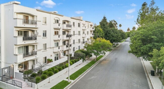 Building Photo - 1878 Greenfield Ave