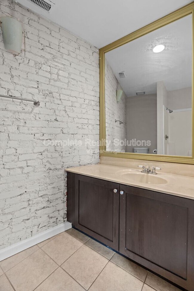 Building Photo - 2221-2223  Rutger Street