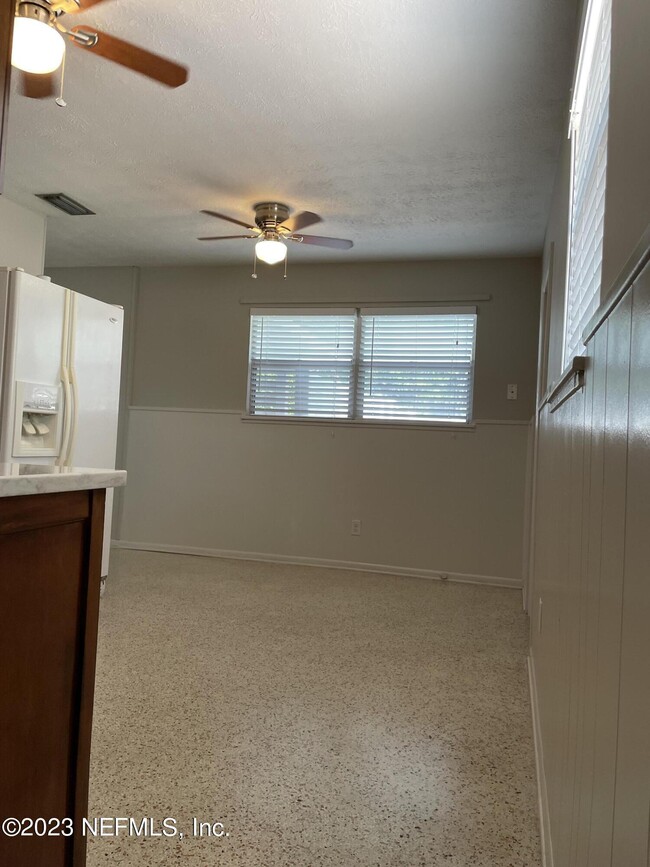 Building Photo - 780 Redfin Dr