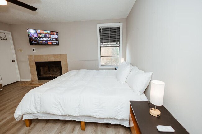 Building Photo - 3625 Maple Ave