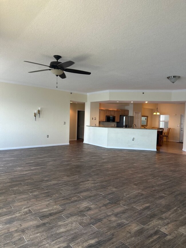Building Photo - Very spacious 4 bd 3 bath Penthouse on the...