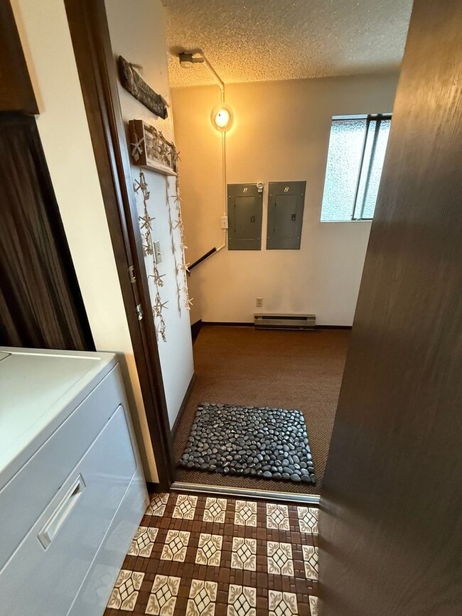 Building Photo - Charming Retro-Style 2 Bedroom Apartment i...