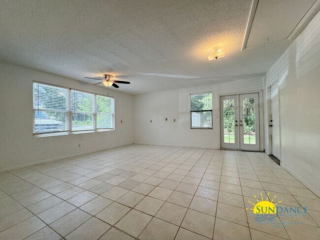 Building Photo - Spacious 3 Bedroom Home in Mary Esther!