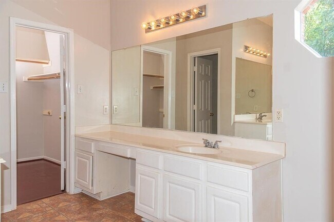 Building Photo - 15411 Seminole Canyon Dr