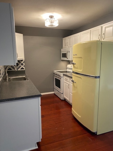 Kitchen - 451 Golden Cir