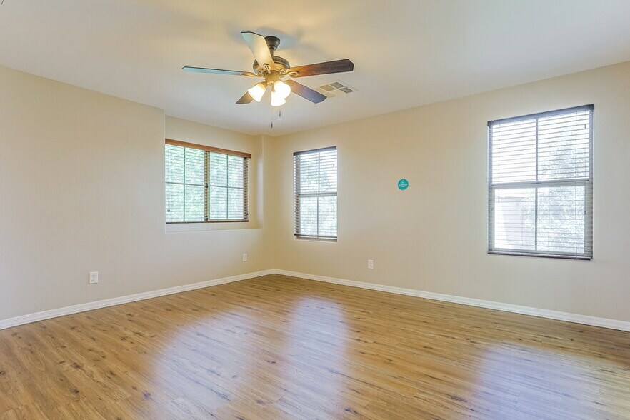 Building Photo - 3252 E Virgil Dr