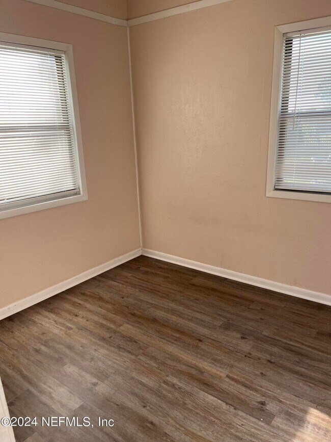 Building Photo - 5105 Hollycrest Dr
