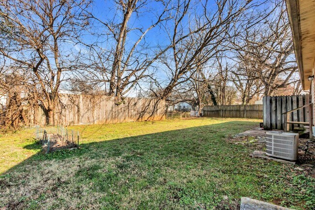 Building Photo - Affordable 2BR Ranch Duplex in N. Columbia — Move-In Special!