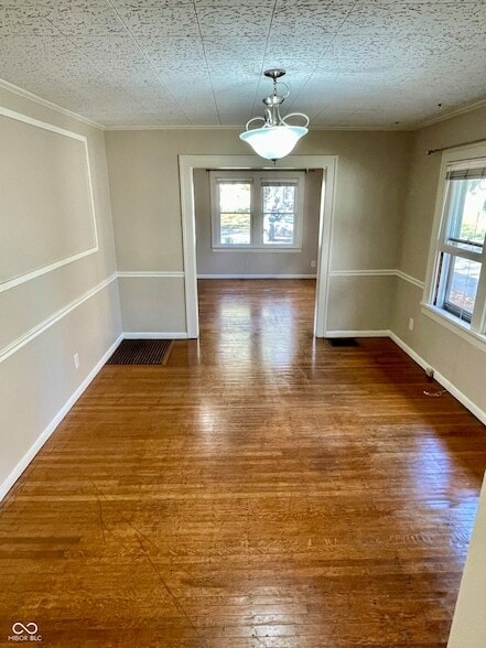 Building Photo - 5841 Julian Ave