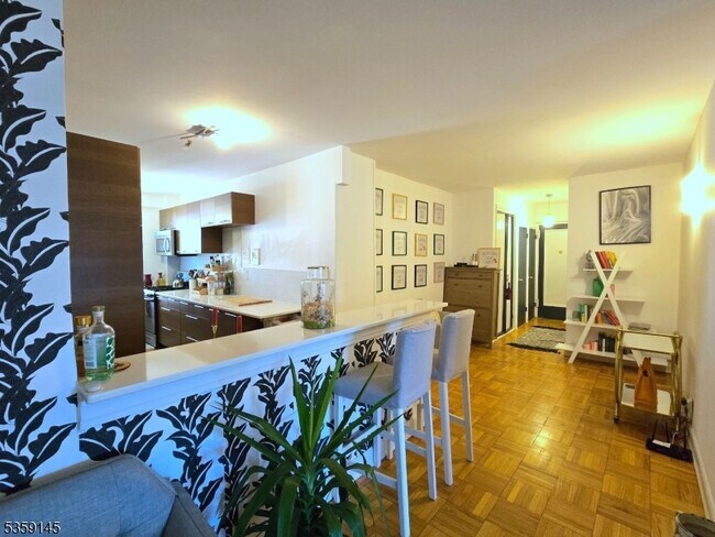 Building Photo - 5 Roosevelt Pl