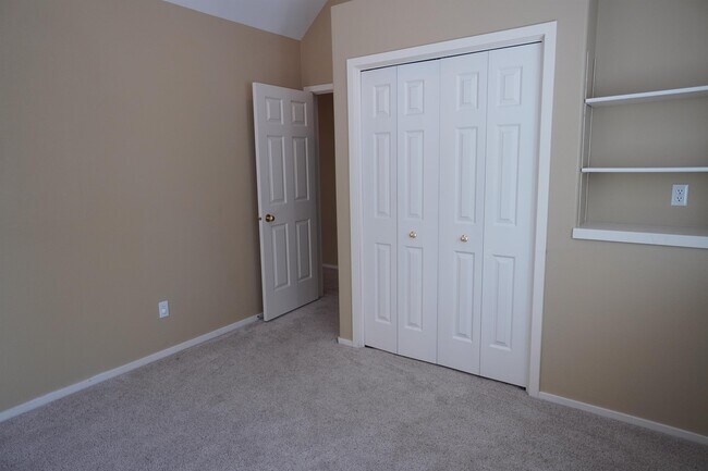 Building Photo - 1394 E Holly St