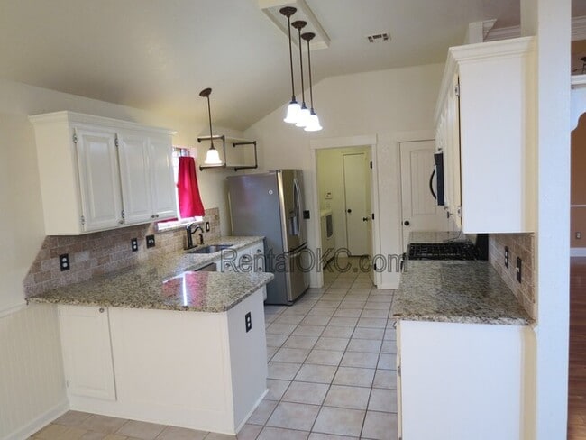 Building Photo - East side Moore 3 Bed 2 Bath no carpets