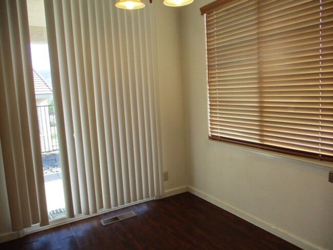 Building Photo - Northwest Suburban  Beauty