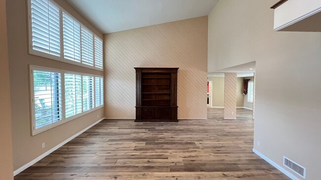 Building Photo - Wonderful 4 Bedroom 3 Bathroom Villa Park ...