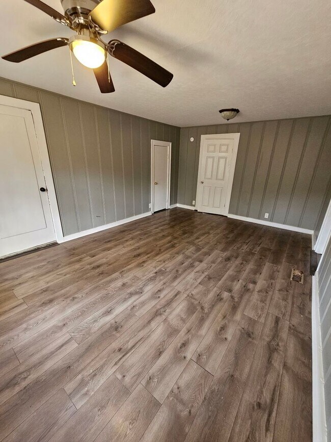 Building Photo - 3 Bed 1 Bath - Florence, AL (Near Cloverdale)