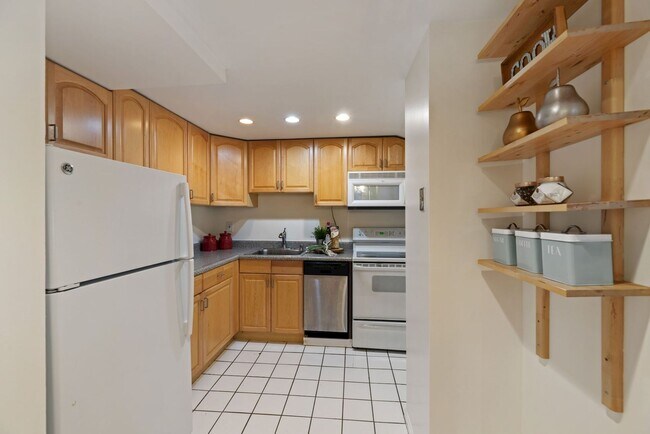 Building Photo - Kalorama Two Bedroom Duplex on Quiet Street! Private Patio/Decorative Fireplace & More!