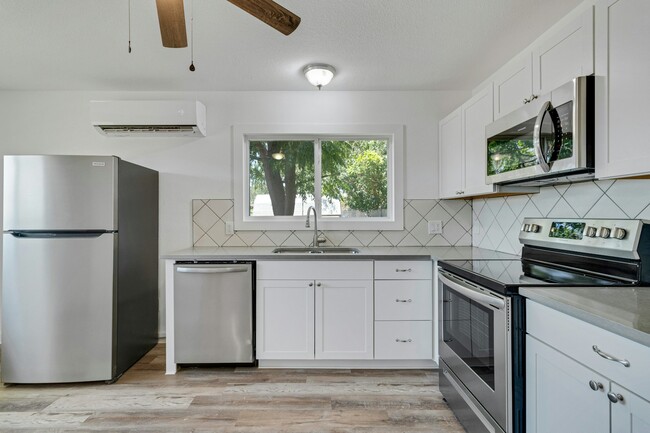Building Photo - 124 E Castlebriar Dr