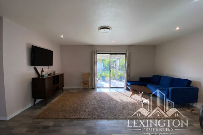 Building Photo - Beautiful, 3BD/2BA, Home available in Sacramento off Madison Ave. and Auburn Blvd.