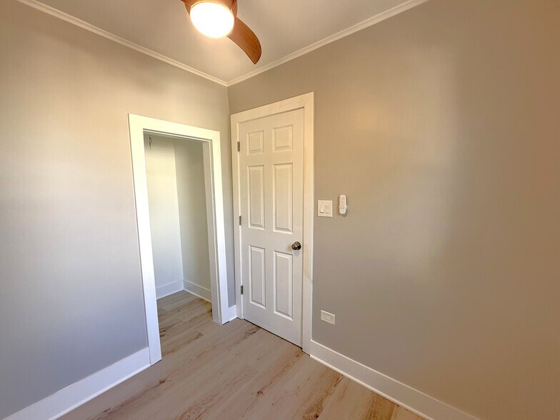 Building Photo - 3575 W Dickens Ave