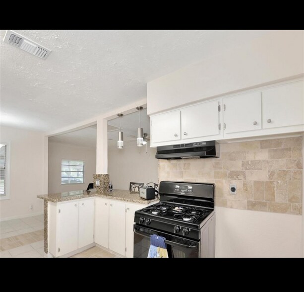 Building Photo - 5005 Holloway Dr