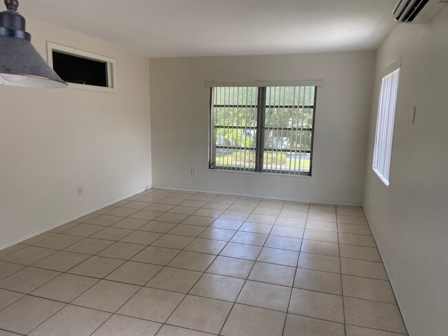 Building Photo - 997 Sunrise Dr